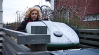 Susanna Rahkamo vie roskapussin piharoskikseen.