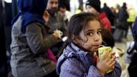 Tytär Wed juo pillimehua äiti Luman ja isä Thaeerin keskustellessa taustalla Torniossa 18. syyskuuta. Kolmilapsinen perhe on matkannut yli kuukauden ajan Irakin Bagdadista läpi Euroopan Suomeen.