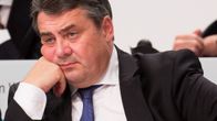 Poskeensa nojaava, uupuneen näköinen Sigmar Gabriel