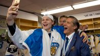 Kasper Björkqvist ottaa selfietä Veli-Pekka Ketolan ja Kaapo Kähkösen kanssa.