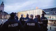 Saksalaisia poliiseja Kölnin rautatieaseman edustalla.
