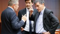 Euroopan vakausmekanismin toimitusjohtaja Klaus Regling keskustelee Kreikan valtiovarainministeri Eudid Tsakalotoksen kanssa.