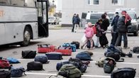 Turvapaikanhakijoita Tornion järjestelykeskuksen pihalla 21. lokakuuta.