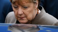 Saksan liittokansleri Angela Merkel astumassa autoon EU:n huippukokouksessa Brysselissä joulukuusa 2015.