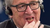 Jean-Claude Juncker kuulokkeet päässään.
