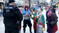 Loldiers of Odin -klovnit juttelevat poliisin kanssa.