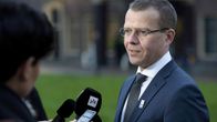 Petteri Orpo vastaa mikrofoniin