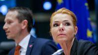 Lähikuva Jensenistä ja Støjbergistä istumassa EU-lipun edessä.  