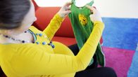 Raskaana oleva nainen tutkii potkupukua.