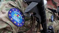 Lähikuva EUFOR RCA -operaation hihamerkistä sotilaan asepuvussa.