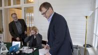 Pääministeri Juha Sipilä aloittelemassa Yle Radio Suomen Pääministerin haastattelutuntia.