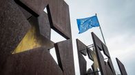 EU:n lippu liehuu tuulessa Schengen-sopimuksen muistomerkin yläpuolella 1. helmikuuta 2016.