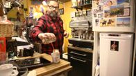 Kahvilayrittäjä Mikko Autio Bear Park Cafen tiskin takana Kalliossa