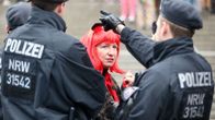 Poliisit neuvoivat karnevaalijuhlijaa Kölnin päärautatieasemalla torstaina 4. helmikuuta.