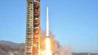 Raketti nousemassa lähtöalustalta.