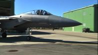 F-15-hävittäjä rullaa kentällä.
