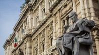 Antiikin oikeusoppineen patsas Italian korkeimman oikeuden edustalla.