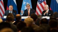 Venäjän ulkoministeri Sergei Lavrov, Yhdysvaltain ulkoministeri John Kerry ja YK:n Syyria-lähettiläs Staffan de Mistura lehdistötilaisuudessa Münchenin neuvottelujen jälkeen.