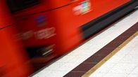 Metrovaunu saapumassa asemalle.