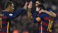 Neymar (vas.), Luis Suarez ja Lionel Messi juhlimassa maalia.