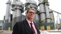 Metsä Fibren toimitusjohtaja Ilkka Hämälä Äänekosken "vanhan" tehtaan keittämön edessä.