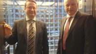 Kansanedustajat Mika Kari ja Kalle Jokinen Pikkuparlamentin hississä