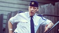 Näyttelijä Tenho Sauren komediasarjasta "Reinikainen".