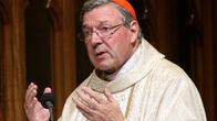 Pell arkkipiispan asussa kädet koholla