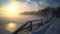 Talvinen maisema sillalta järvenselälle kohti auringonnousua