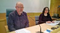 Esa Ylläsjärvi (vas.) johti Kittilän puhetta Kittilän kunnanvaltuustossa yhden pykälän ajan Inkeri Yrityksen ollessa estyneenä. Oikealla vt. kunnanjohtaja Kyösti Tornbergin varahenkilö, kunnan elinkeinojohtaja Katariina Palola.