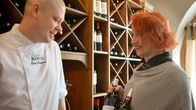Sami ja Kati Häkkinen Rouxin viinihyllyn äärellä.