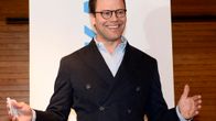 Prinssi Daniel hymyilee leveästi.