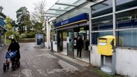 Rollaattoria työntävä vanha nainen ja kännykkään puhuva teinipoika Husbyn metroasemalla.