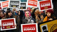 Fethullah Gülenin kannattajia osoittamassa mieltään Zaman-lehden edustalla 4. 3. 2016. Turkin hallitus on ottanut haltuunsa oppositiota kannattavan sanomalehden.