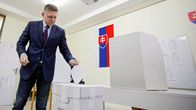 Pääministeri, Smer-SD -puolueen johtaja Robert Fico äänesti Trnavassa, Slovakiassa 5.3. 2016.