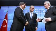 Turkin pääministeri Ahmet Davutoglu, Eurooppa-neuvoston puheenjohtaja Donald Tusk ja Euroopan komission puheenjohtaja Jean-Claude Juncker.