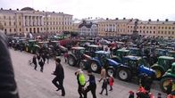 Traktoreita Senaatintorilla Helsingissä 11. maaliskuuta.