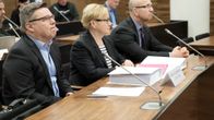 Jari Aarnio ja asianajajat Riitta Leppiniemi sekä Heikki Uotila Helsingin hovioikeudessa.