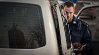 Poliisi neuvottelee pysäytetyn autoilijan kanssa. 