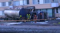 Rikkihapporekka törmäsi talon seinään onnettomuudessa.