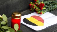 Kukkia ja kynttilöitä Belgian suurlähetyksen edustalla Berliinissä 22. maaliskuuta.