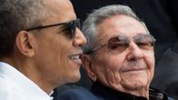 Barack Obama ja Raúl Castro hymyilevinä. 
