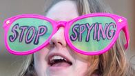 Nainen osoitti helmikuun lopulla tukeaan Applelle FBI:n päämajan edustalla Washingtonissa.