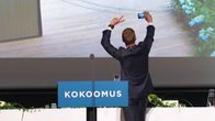 Alexander Stubb (kok.) ottaa selfietä lavalla.