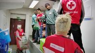 Oulussa Toppilassa useat SPR:n vapaaehtoiset pakkaavat ja jakavat ruoka-apua. 