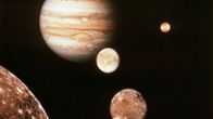 Kuvayhdistelmässä Voyager 1-luotaimen ottamista kuvista Jupiterin kuista; Io, Europa, Ganymede ja Callisto. 