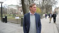 Pontus Herinkadulla puiston vieressä. Herin muutti varakkaiden ruotsalaisten asuinalueelta lähiöön kokeakseen erilaisen Ruotsin.