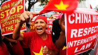 Filippiiniläiset ja vietnamilaiset mielenosoittajat vaativat Kiinaa noudattamaan kansainvälisiä lakeja Kiinan konsulaatin edustalla Manilassa.