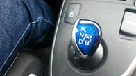 Automaattivaihteisto autossa.