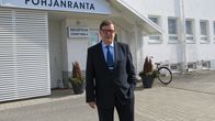 Paavo Väyrynen Pohjanrannan rakennuksen edessä.